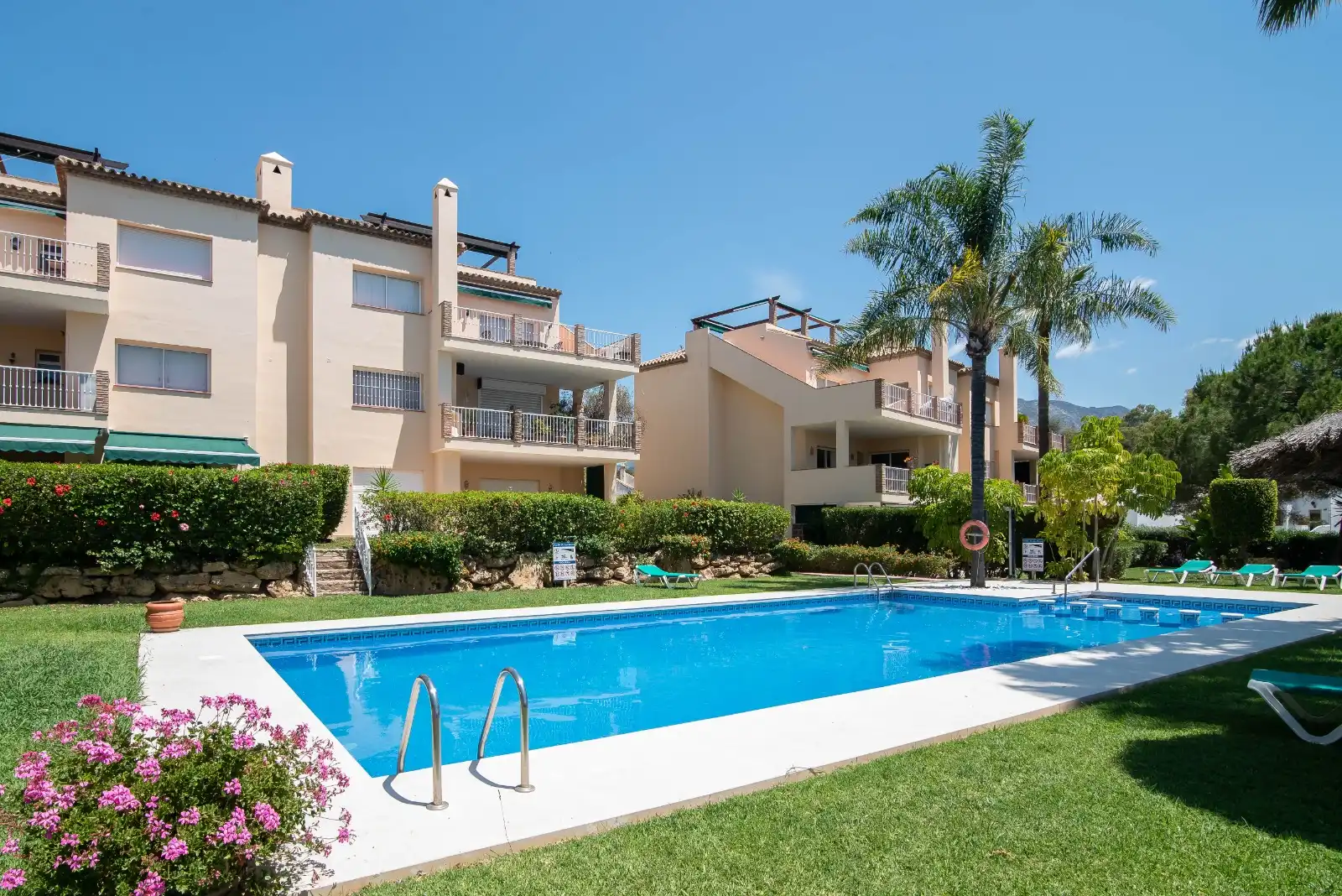 Vista exterior de Apartament en venda en Marbella amb Aire condicionat, Terrassa i Moblat