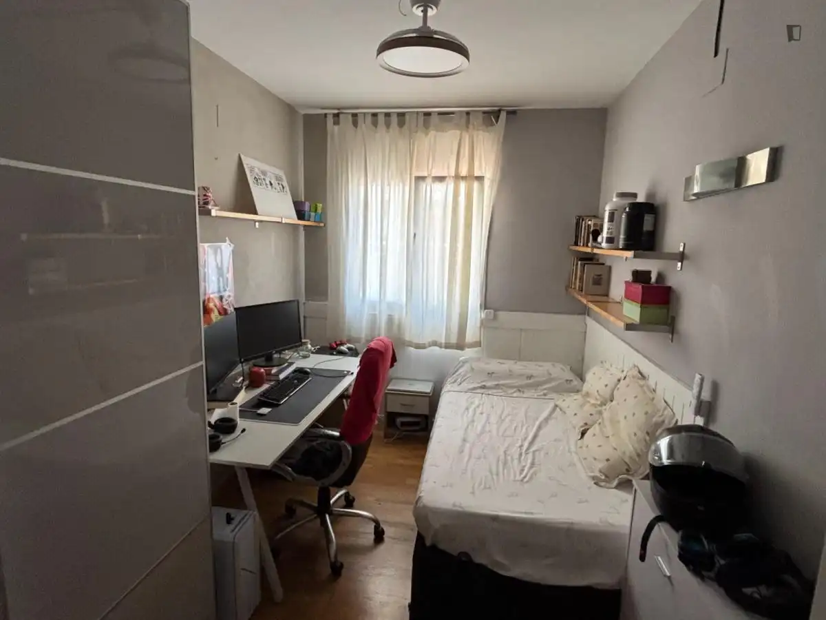 Dormitori de Apartament per a compartir en Sant Cugat del Vallès amb Calefacció, Moblat i Forn