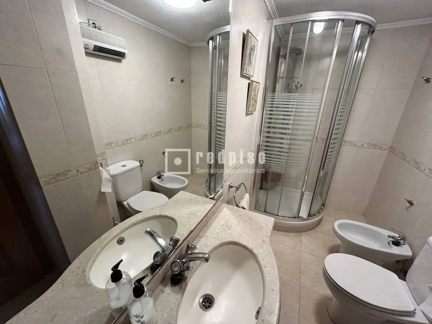 Baño de Piso en venta en Madrid con Calefacción, Terraza y Amueblado