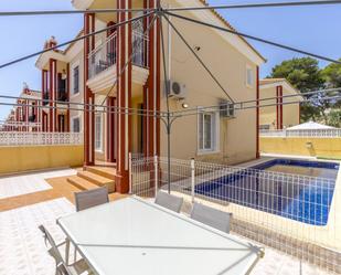 Piscina de Casa adosada en venda en Orihuela amb Aire condicionat, Jardí privat i Terrassa