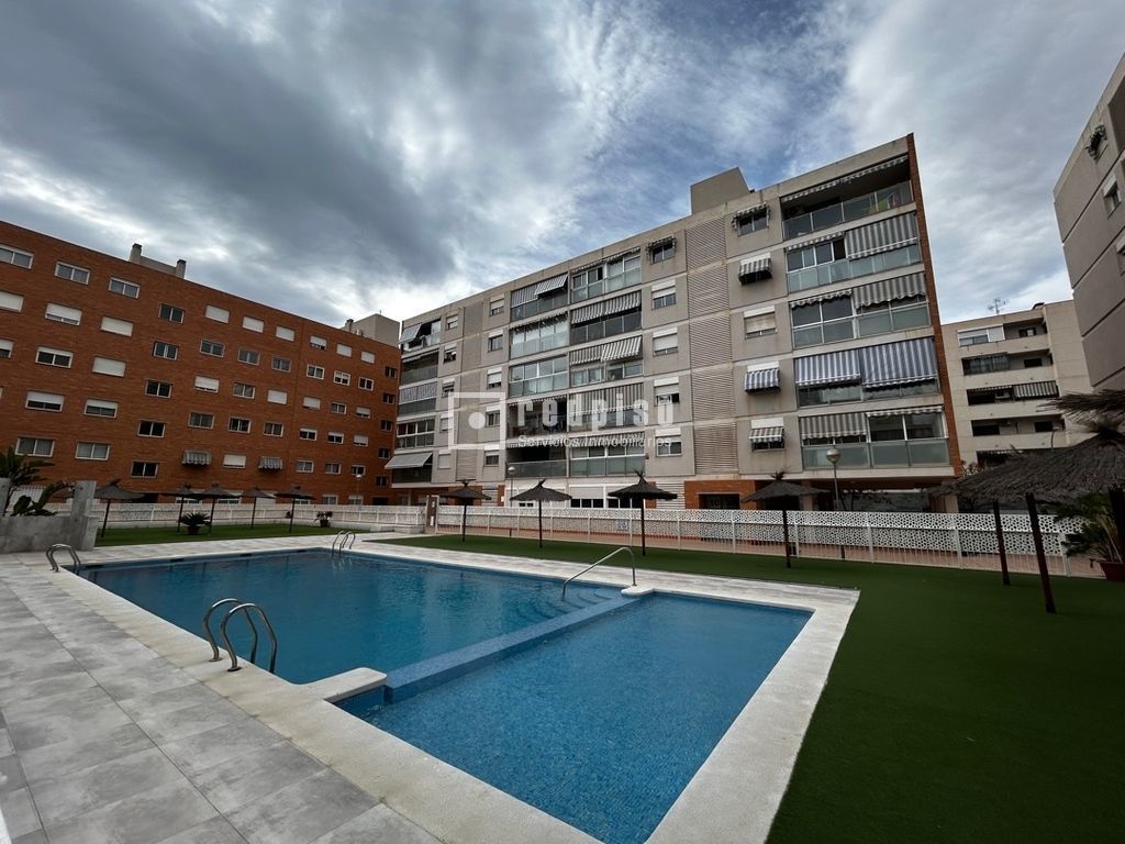 Vista exterior de Piso en venta en Alicante / Alacant con Calefacción, Trastero y Piscina