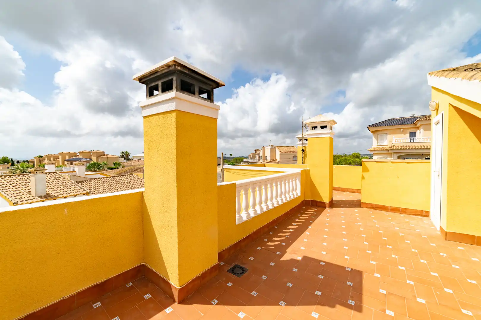 Terrassa de Casa o xalet en venda en San Miguel de Salinas amb Aire condicionat, Jardí privat i Terrassa