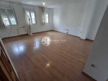 Piso con balcón en venta en San Felipe - El Almendral - La Merced