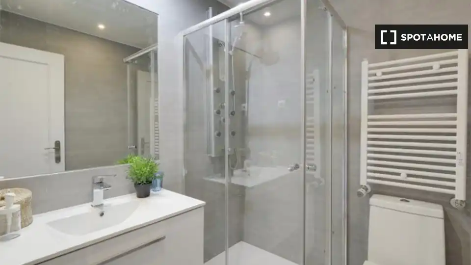 Baño de Piso de alquiler en Madrid con Aire acondicionado, Calefacción y Amueblado