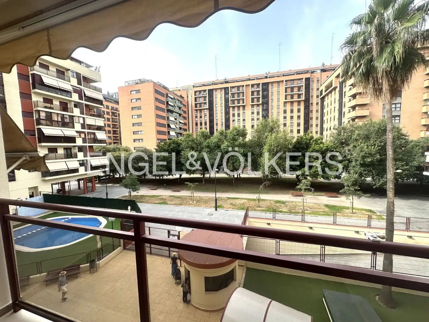 Außenansicht von Wohnung zur Miete in Valencia mit Klimaanlage, Heizung und Privatgarten