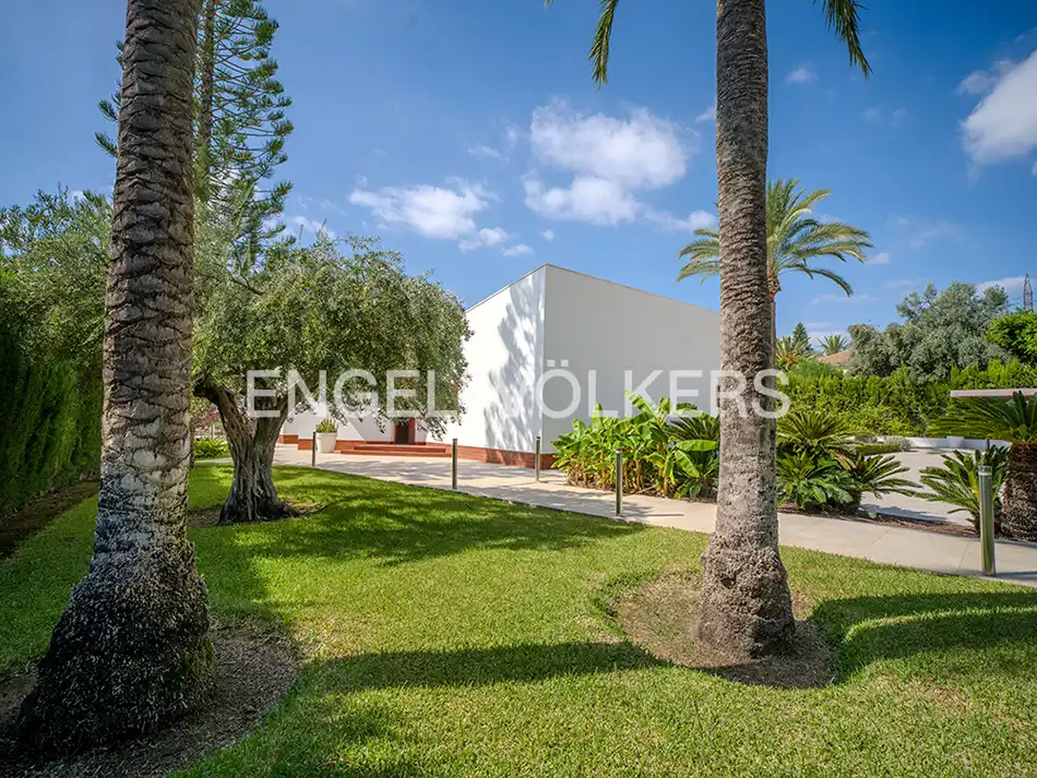 Vista exterior de Casa o xalet en venda en Elche / Elx amb Aire condicionat, Calefacció i Jardí privat