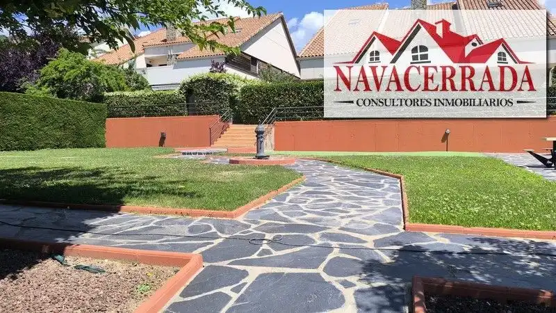 Vista exterior de Casa o xalet en venda en Navacerrada amb Calefacció, Jardí privat i Piscina comunitària