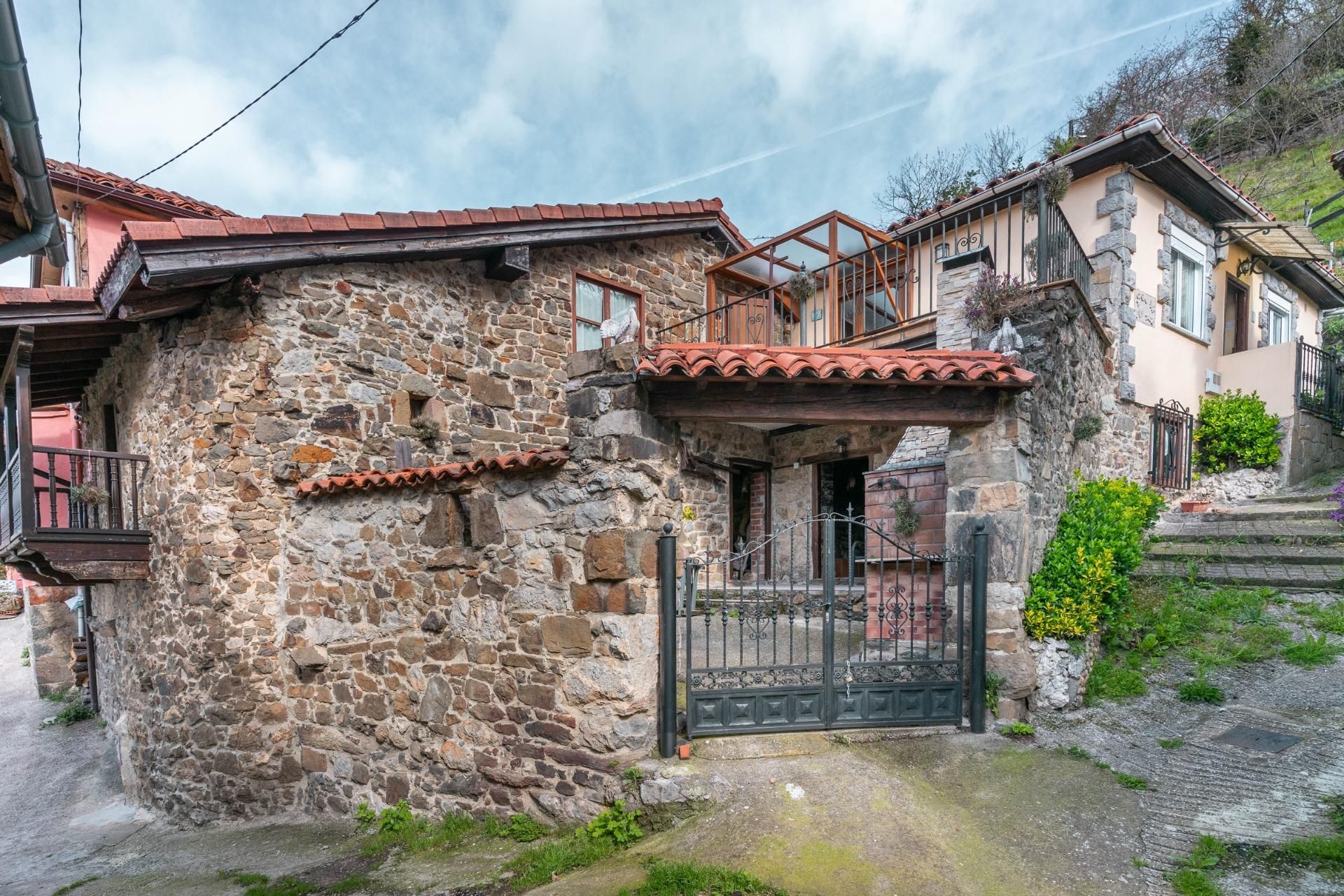 Vista exterior de Casa o xalet en venda en Lena amb Jardí privat i Terrassa