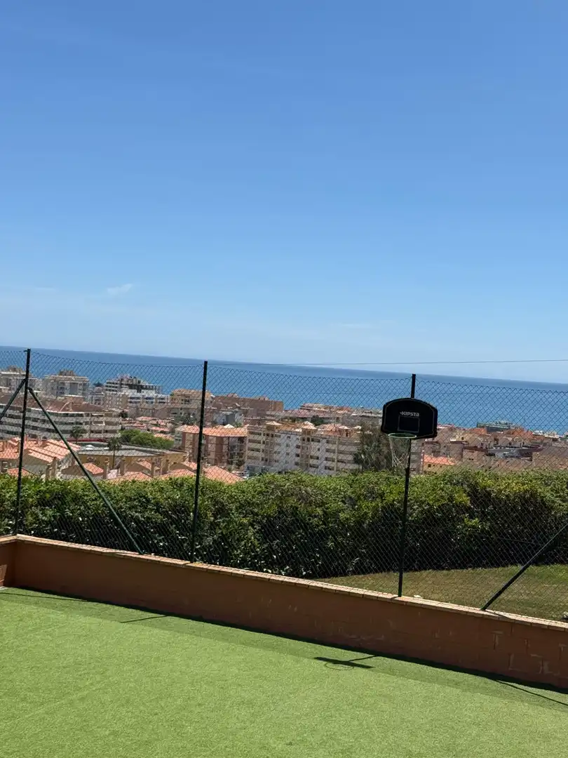 Vista exterior de Pis en venda en Rincón de la Victoria amb Aire condicionat, Calefacció i Jardí privat
