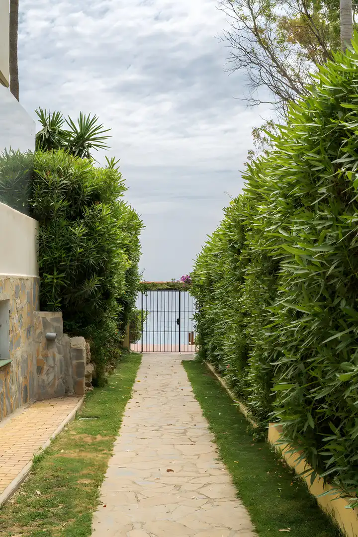 Garten von Einfamilien-Reihenhaus zum Verkauf in Estepona mit Klimaanlage, Privatgarten und Terrasse