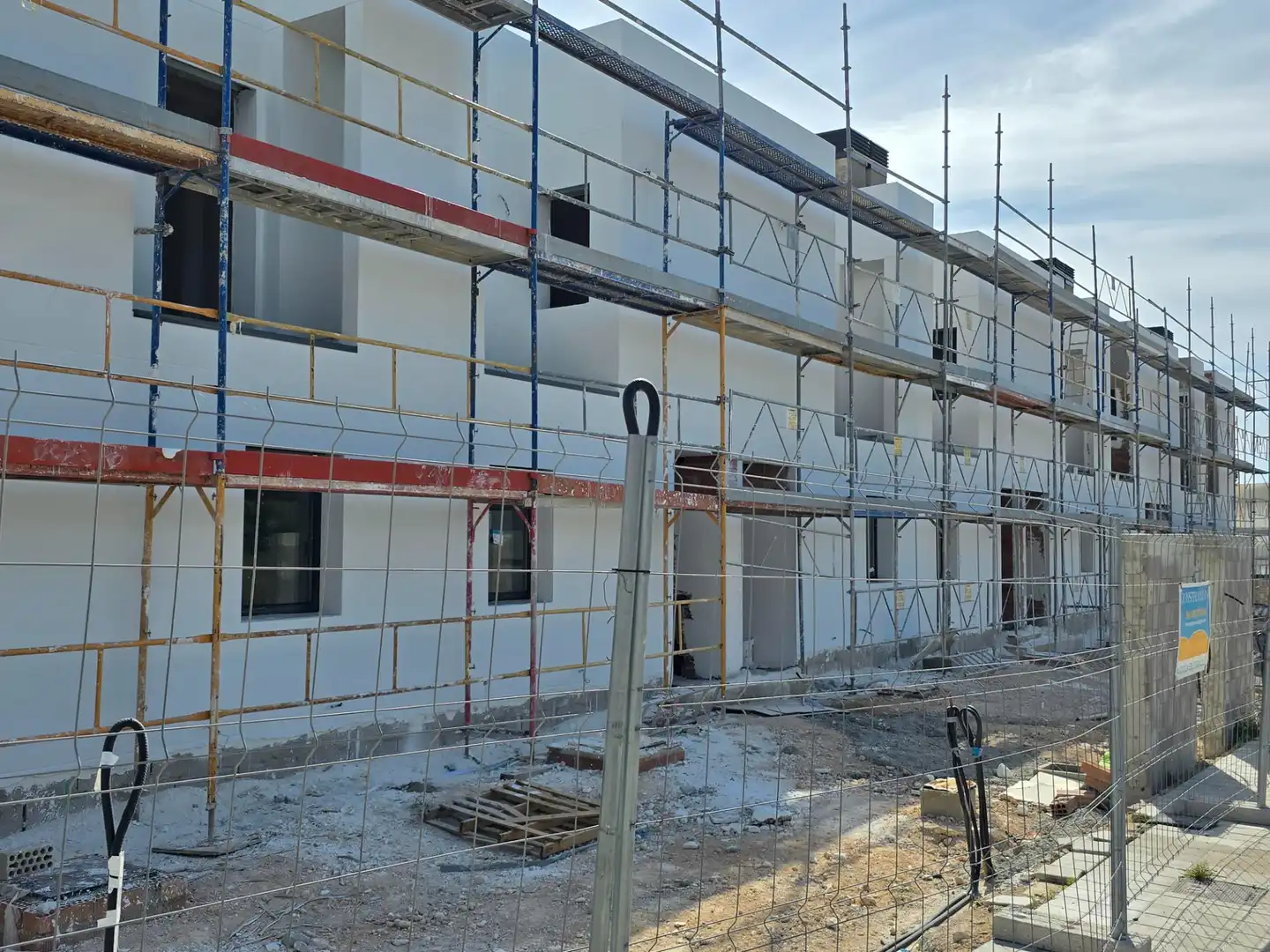 Außenansicht von Einfamilien-Reihenhaus zum Verkauf in L'Ametlla de Mar  mit Klimaanlage, Heizung und Privatgarten