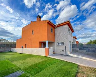 Exterior view of Single-family semi-detached for sale in Vallmoll  with Air Conditioner, Terrace and Balcony