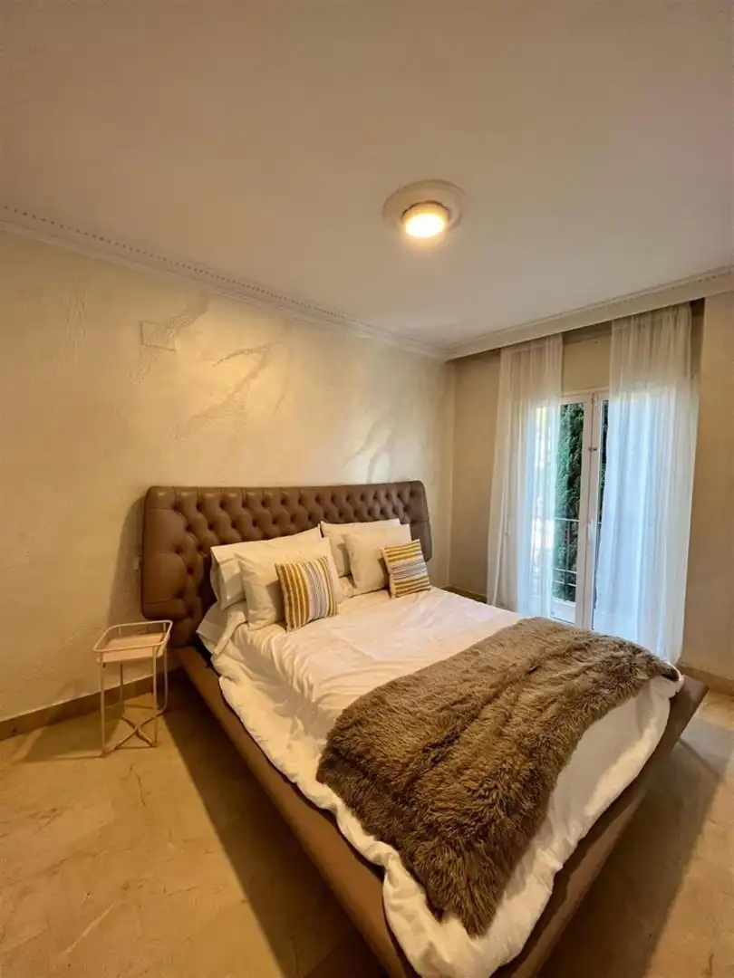 Dormitori de Apartament en venda en Marbella amb Aire condicionat i Terrassa