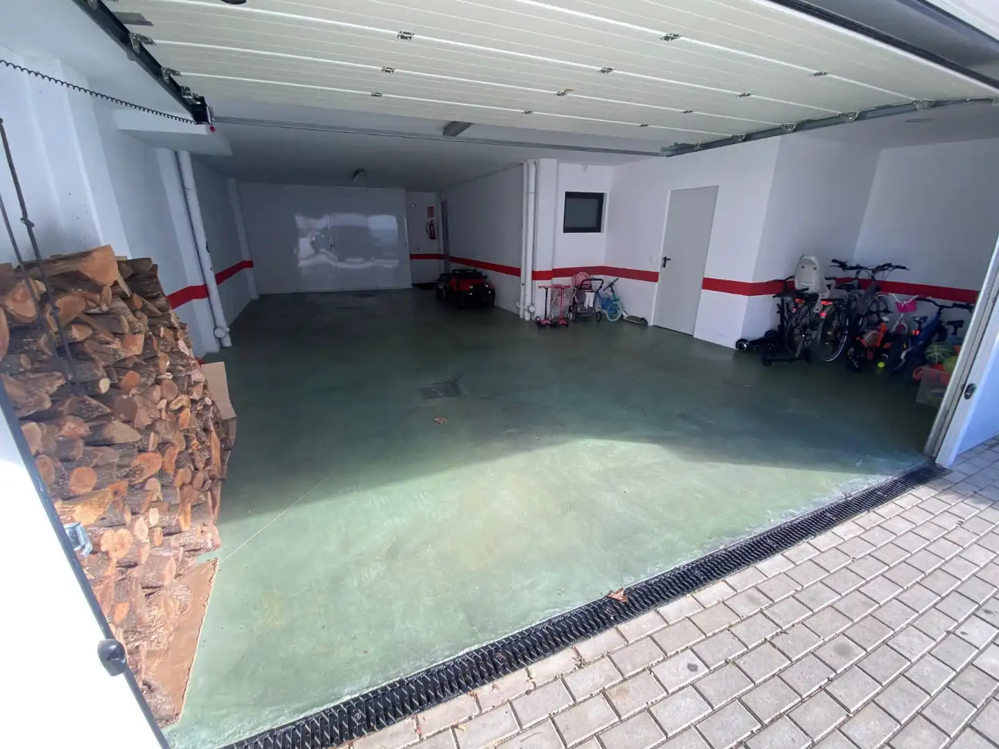 Aparcament de Casa adosada en venda en Boadilla del Monte amb Calefacció, Jardí privat i Terrassa