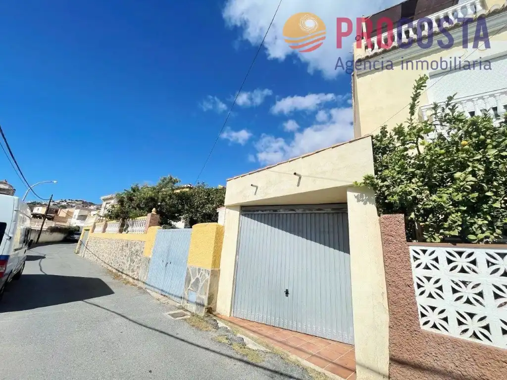 Vista exterior de Casa adosada en venta en Almuñécar con Terraza