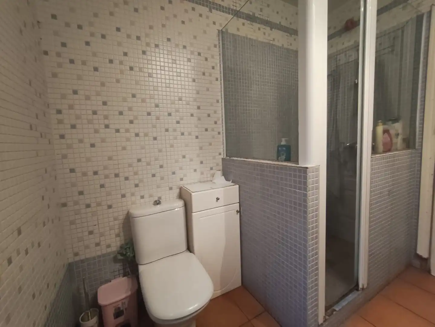 Bathroom of Flat for sale in Sevilla  with Air Conditioner and Furnished