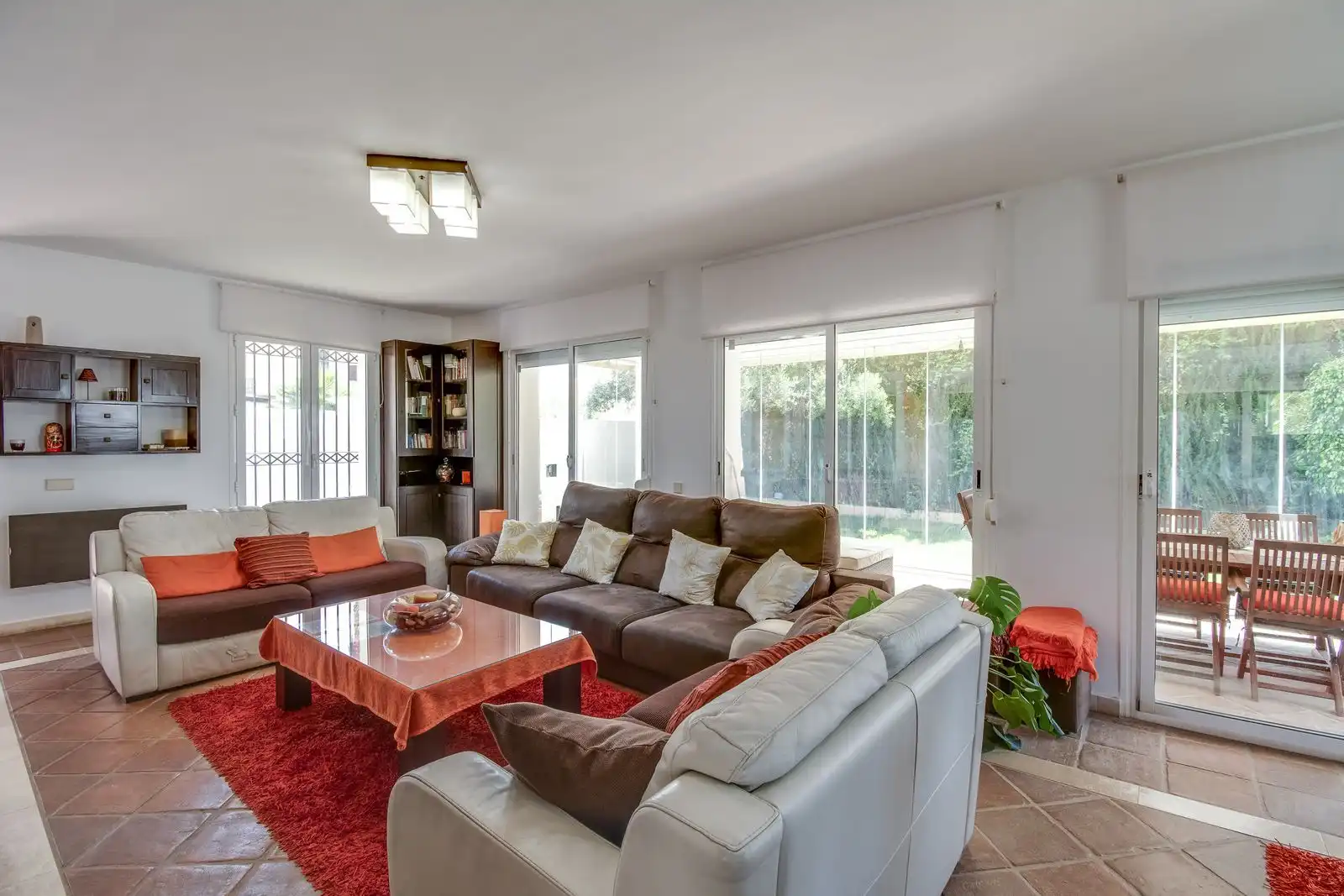 Sala d'estar de Casa o xalet en venda en Manilva amb Aire condicionat, Jardí privat i Piscina