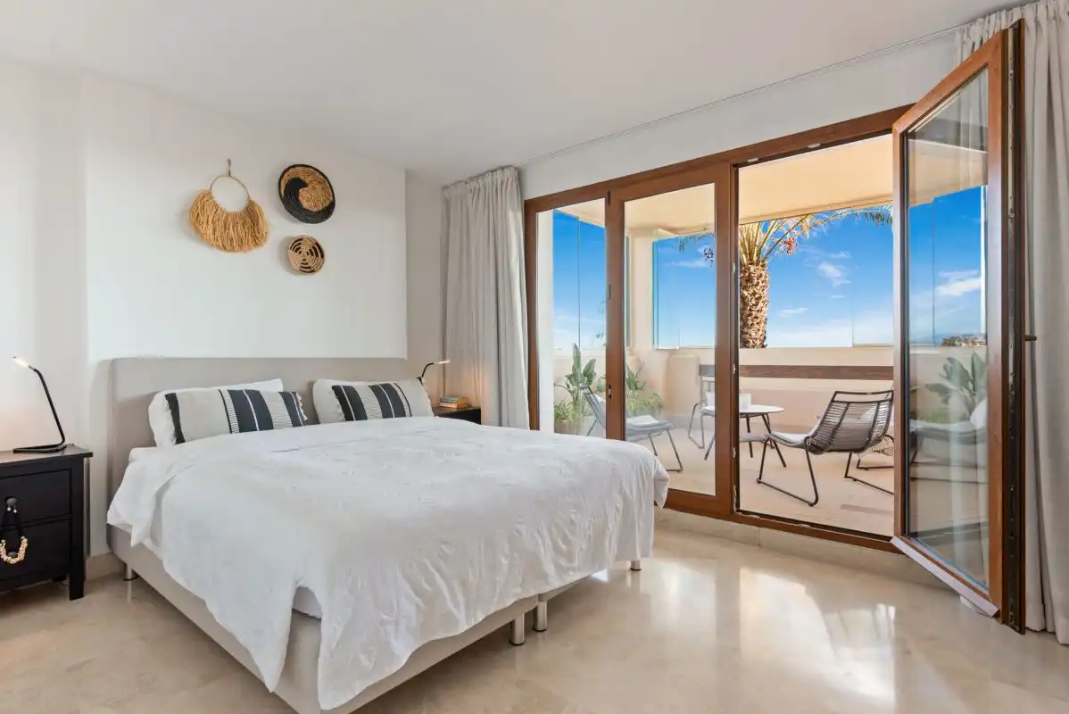 Dormitori de Apartament en venda en Estepona amb Aire condicionat, Terrassa i Traster