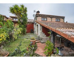 Vista exterior de Casa o xalet en venda en Val de San Vicente  amb Calefacció, Jardí privat i Terrassa