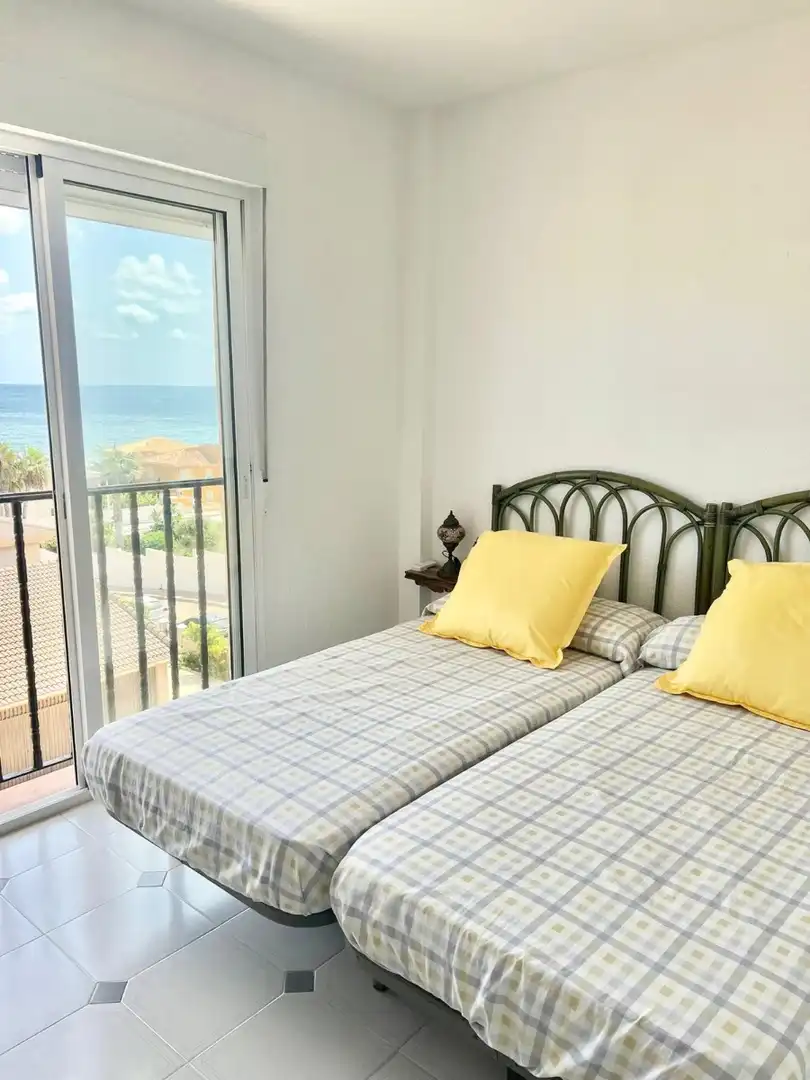 Dormitori de Apartament de lloguer en La Manga del Mar Menor amb Calefacció, Terrassa i Moblat