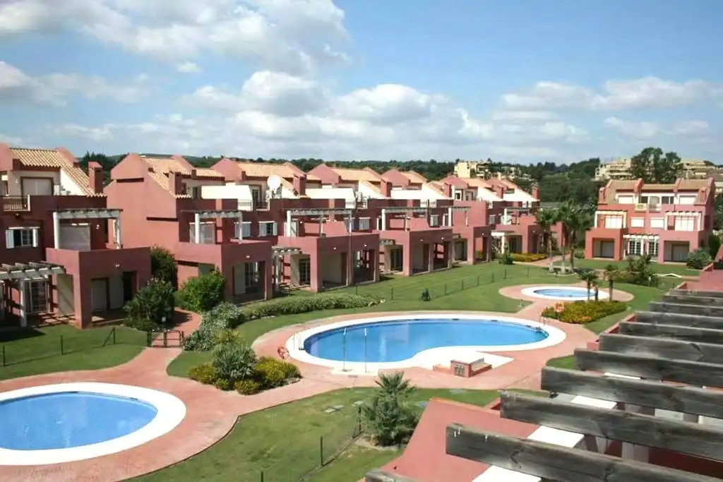 Außenansicht von Einfamilien-Reihenhaus zum Verkauf in Sotogrande mit Klimaanlage, Heizung und Privatgarten