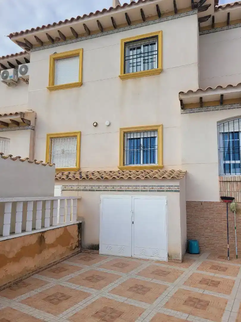 Vista exterior de Casa adosada en venda en Orihuela amb Jardí privat, Traster i Moblat