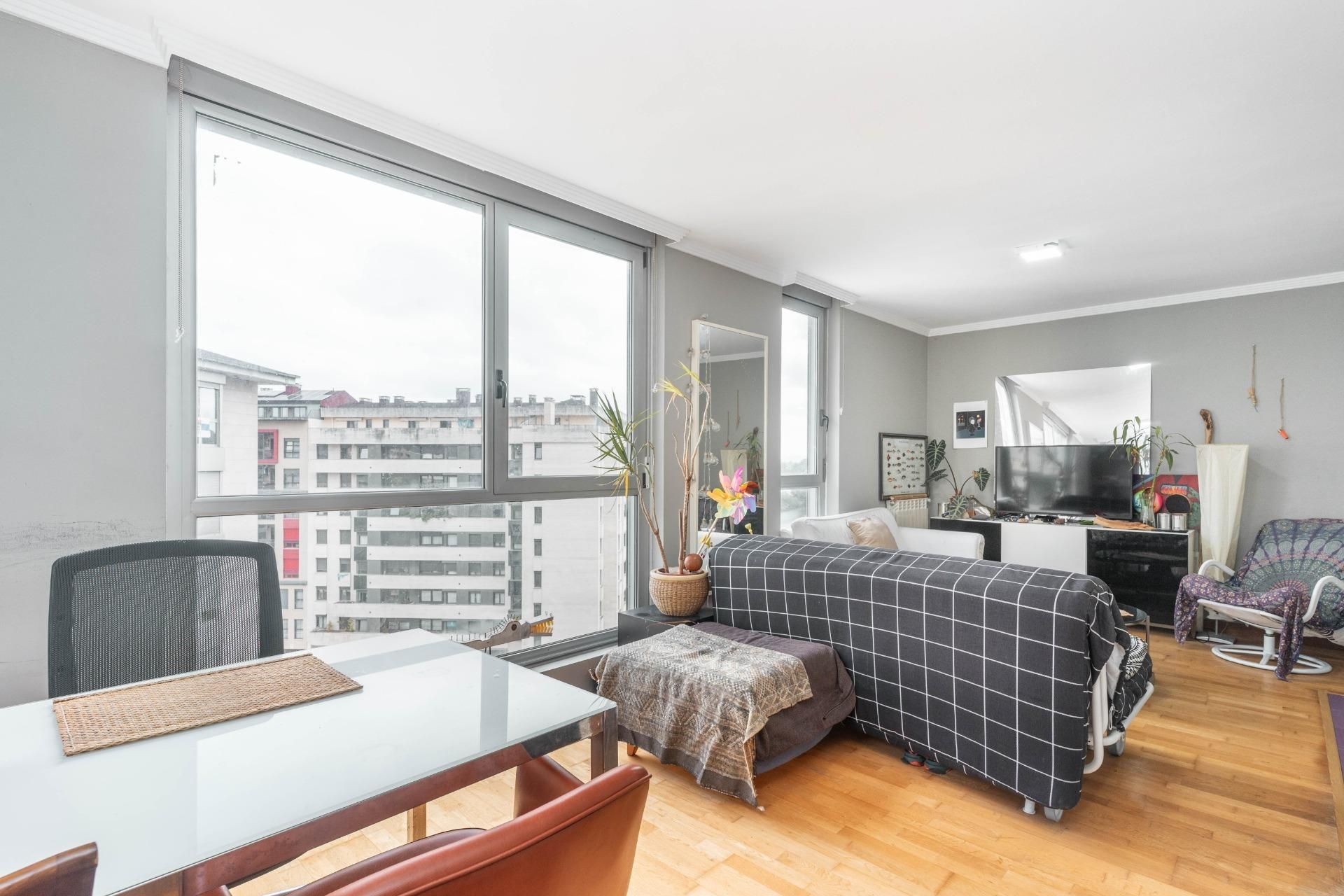 Sala d'estar de Apartament en venda en Oviedo  amb Calefacció i Traster