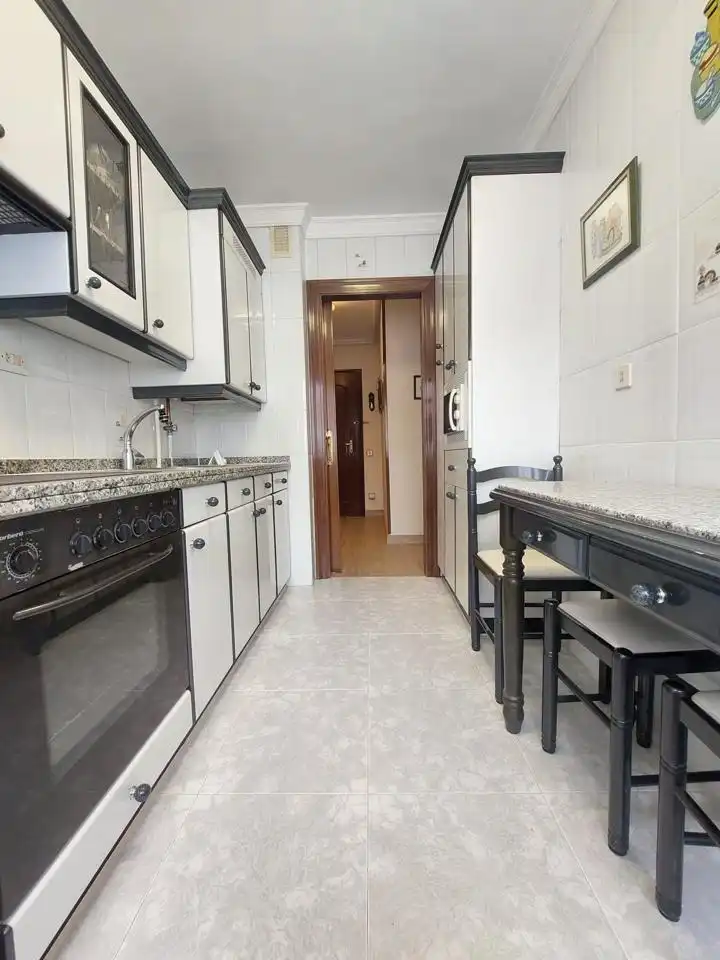Cuina de Pis en venda en Gijón  amb Calefacció i Moblat