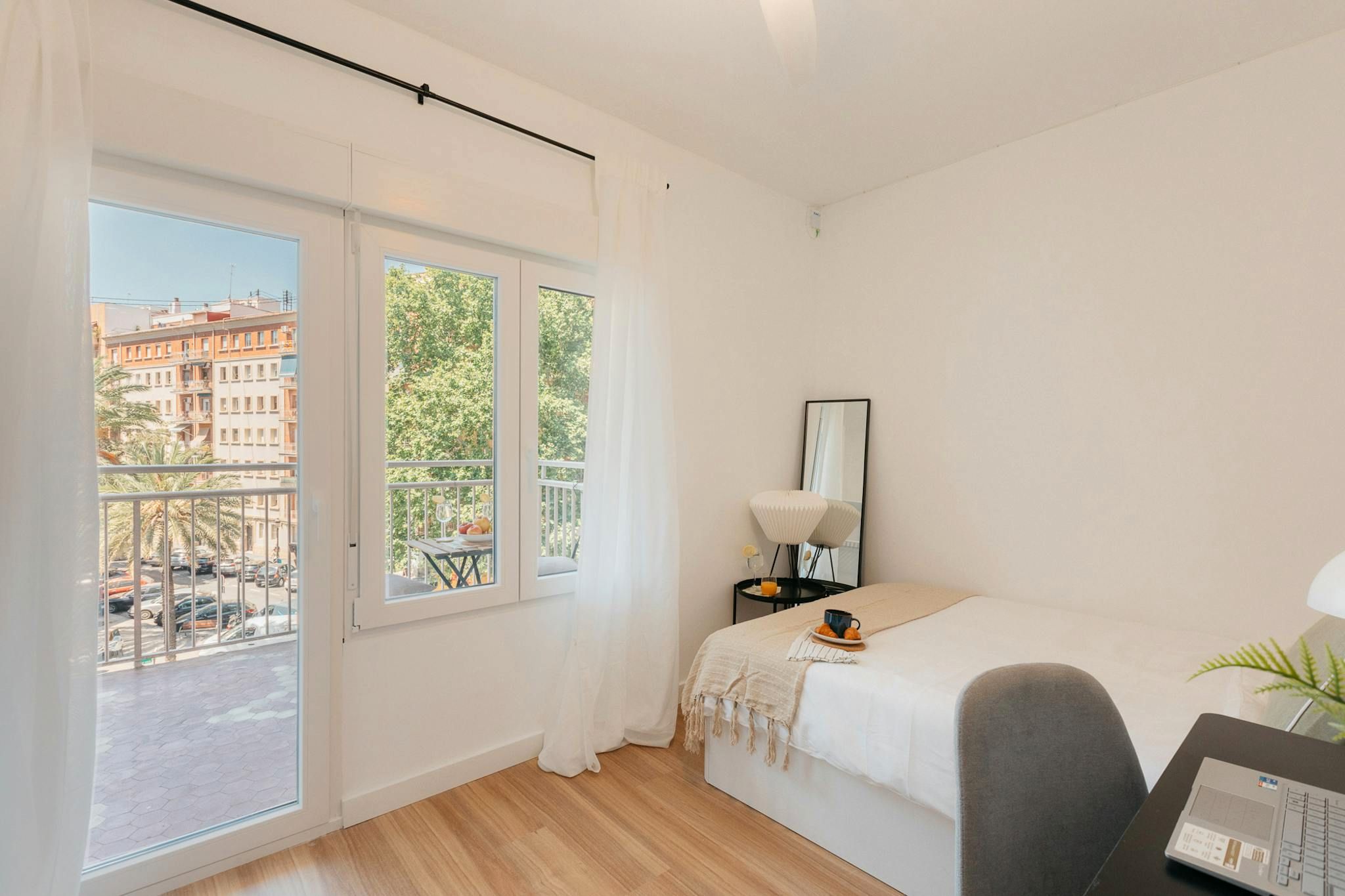 Bedroom of Flat to share in  Valencia Capital  with Furnished and Internet