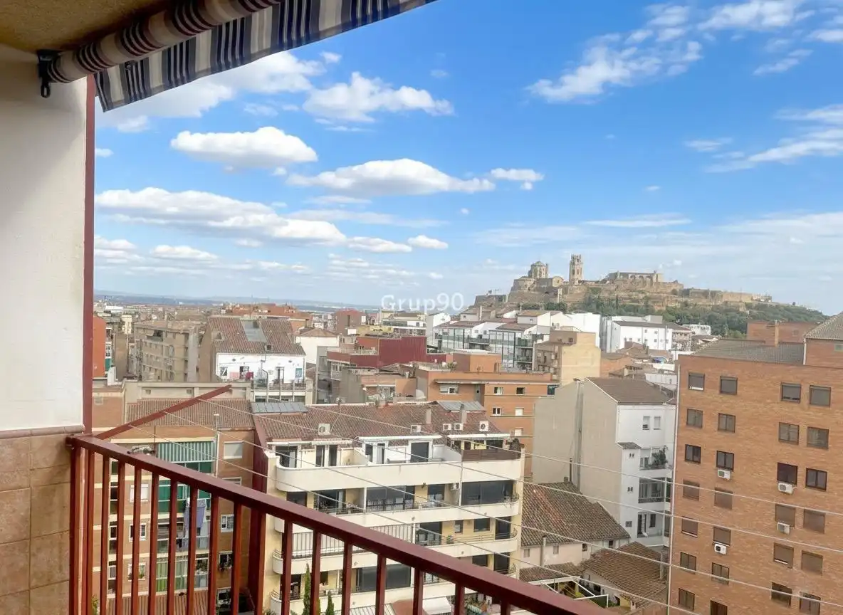 Vista exterior de Àtic en venda en Lleida amb Parquet, Terrassa i Traster