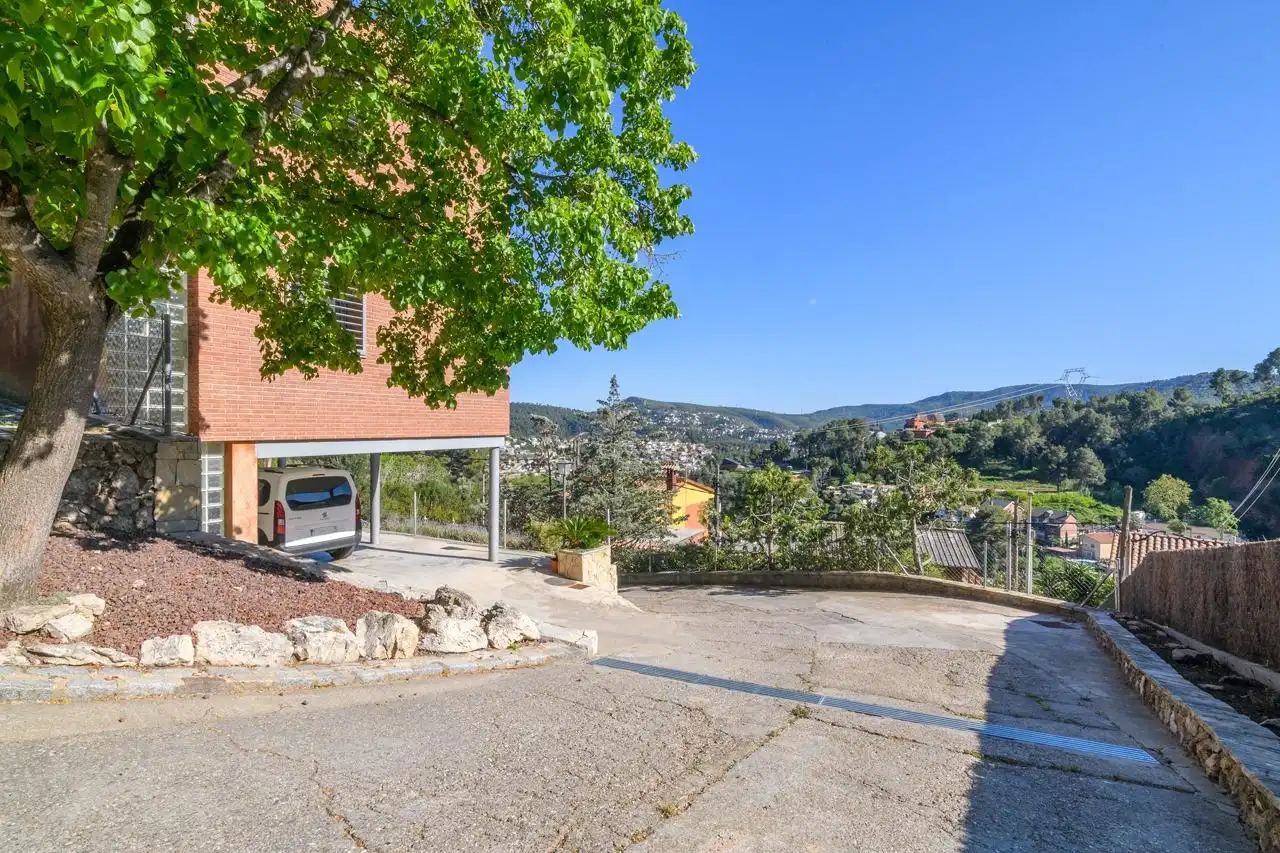 Vista exterior de Casa o chalet en venta en Vallirana con Aire acondicionado y Balcón