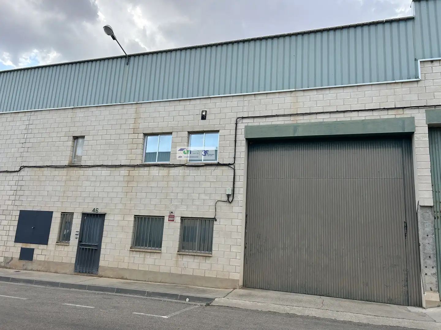 Außenansicht von Fabrikhallen zum Verkauf in María de Huerva