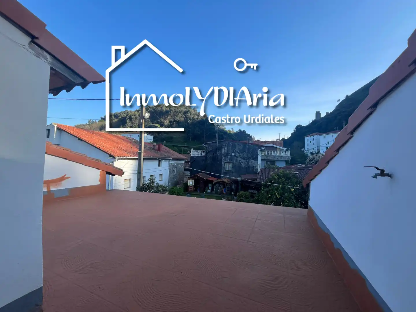 Vista exterior de Casa adosada en venta en Castro-Urdiales con Calefacción, Parquet y Terraza