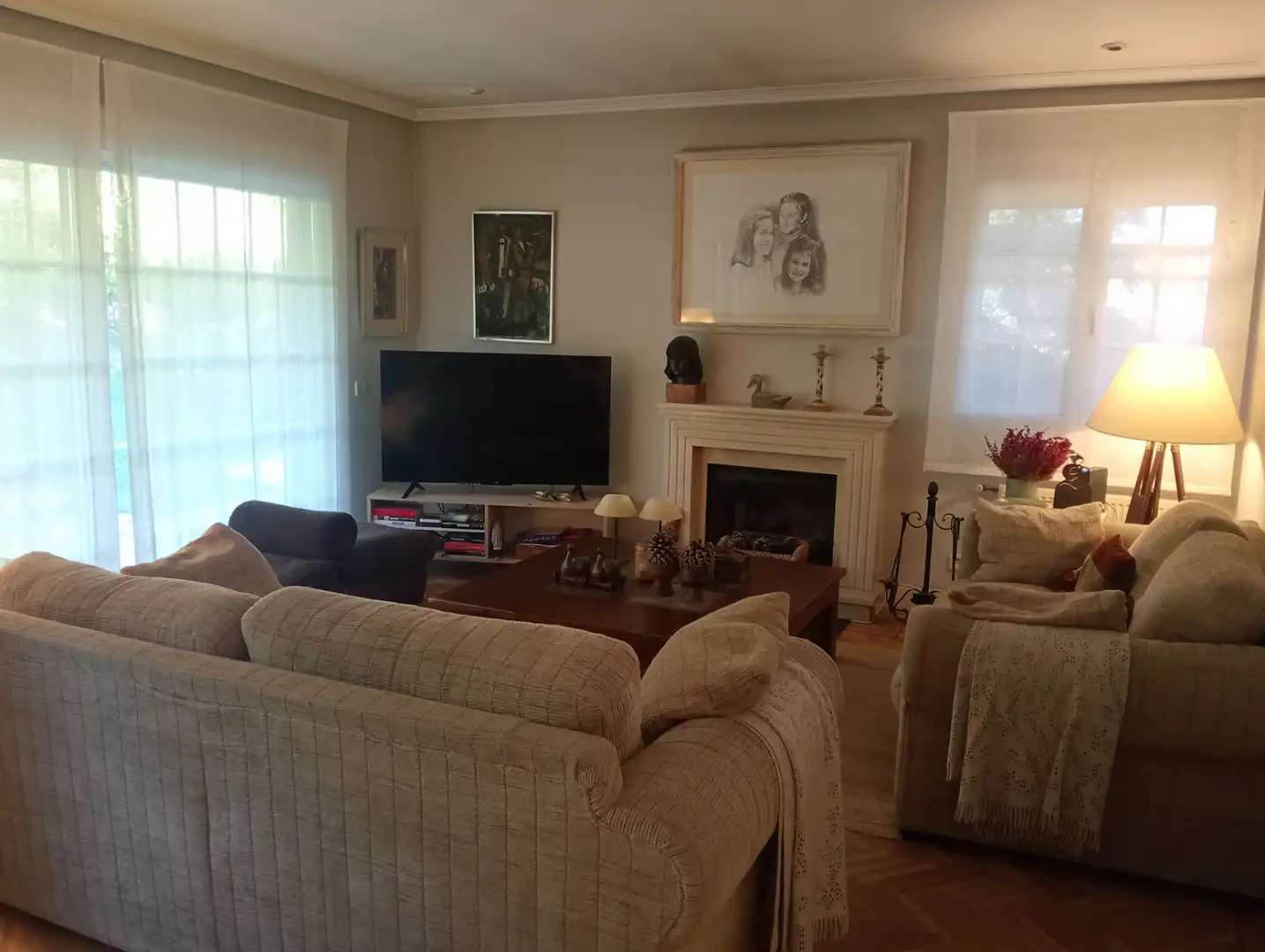 Sala d'estar de Casa adosada en venda en Torrelodones amb Calefacció, Jardí privat i Parquet