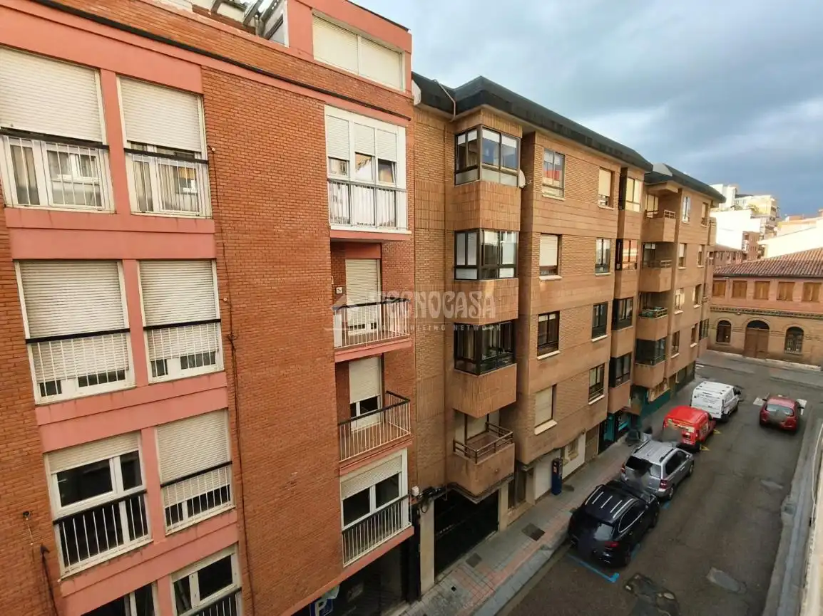 Außenansicht von Wohnung zum Verkauf in Palencia mit Heizung, Parkett und Abstellraum