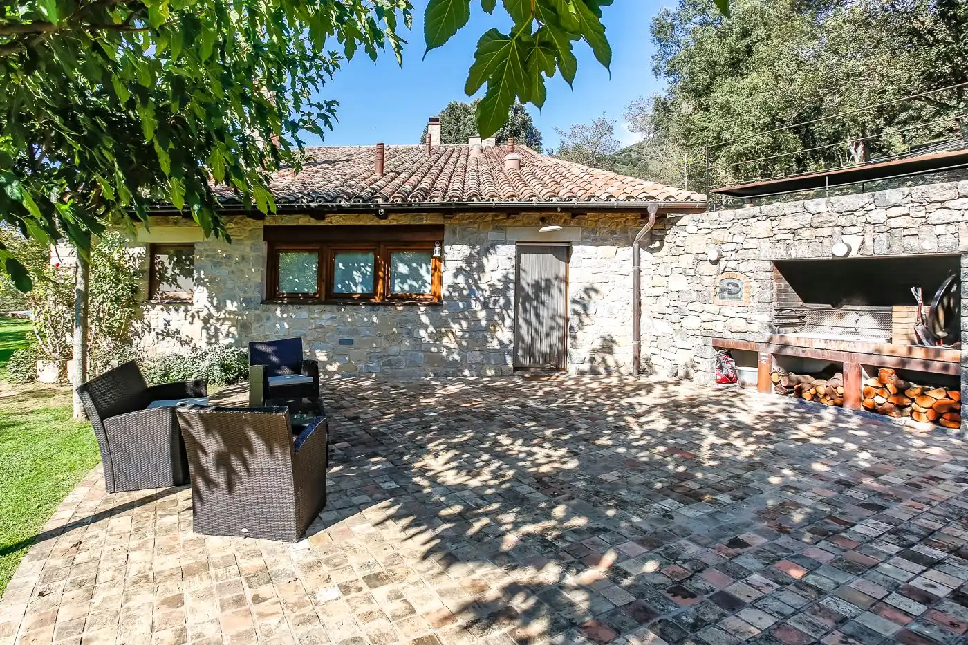Garden of Country homes for sale in Montagut i Oix  with Private garden, Terrace and Swimming Pool