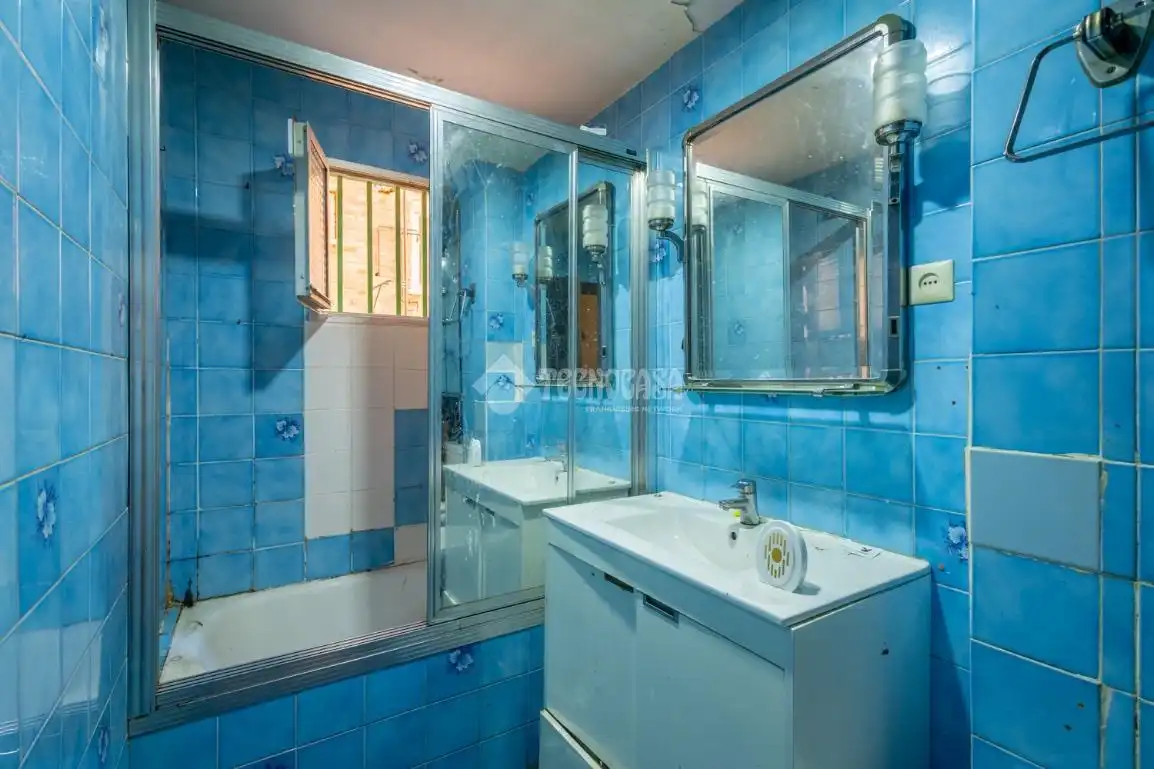 Baño de Piso en venta en Madrid con Calefacción y Trastero