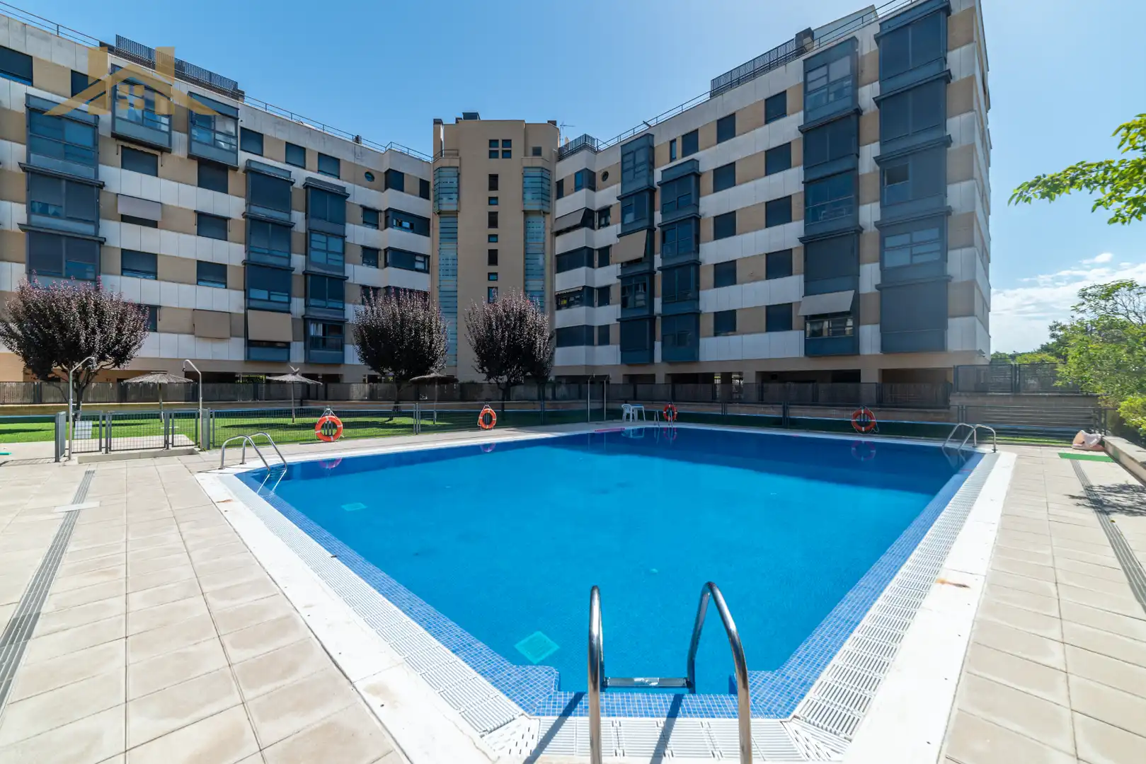 Swimming pool of Flat for sale in Madrid  with Air Conditioner, Private garden and Storage room