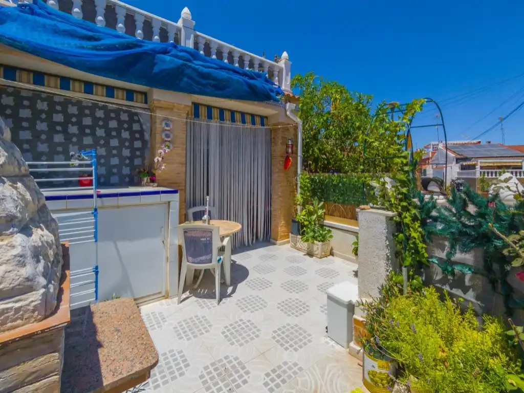 Terrasse von Haus oder Chalet zum Verkauf in Torrevieja mit Klimaanlage, Privatgarten und Möbliert