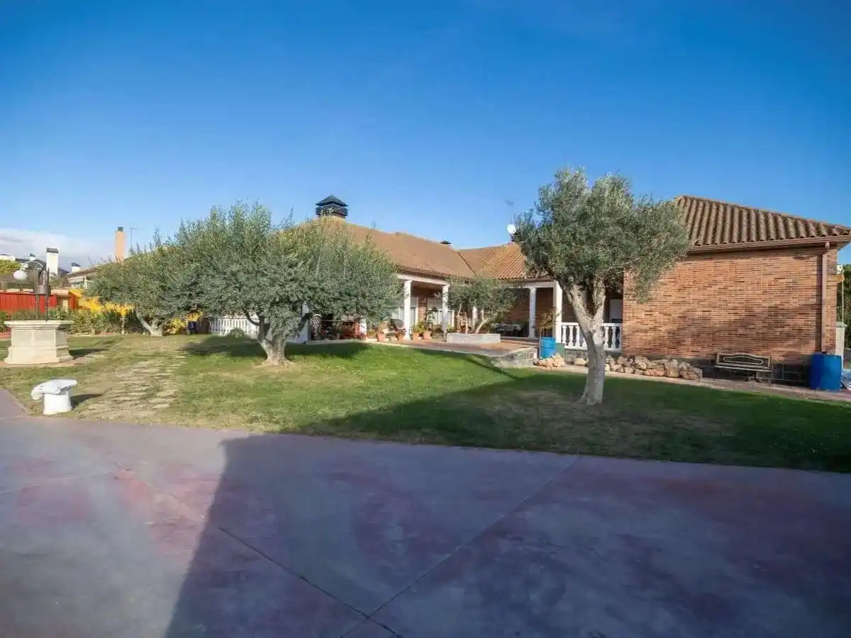 Vista exterior de Casa o xalet en venda en Zaragoza amb Aire condicionat, Calefacció i Jardí privat