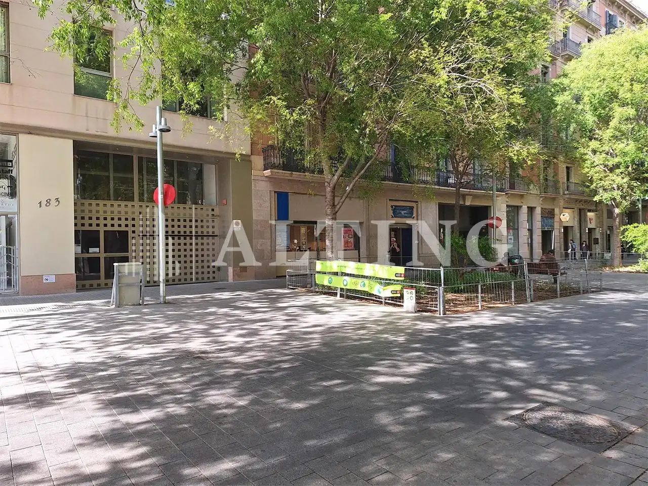 Vista exterior de Local de alquiler en Barcelona con Aire acondicionado