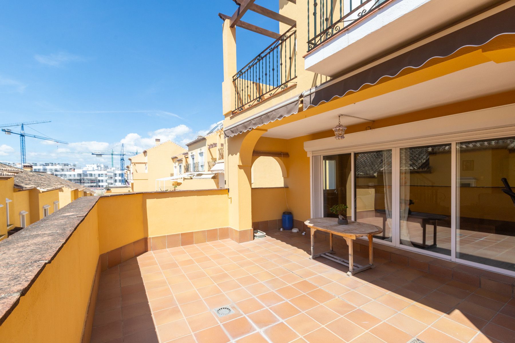 Terrassa de Casa adosada en venda en Estepona amb Terrassa, Traster i Balcó