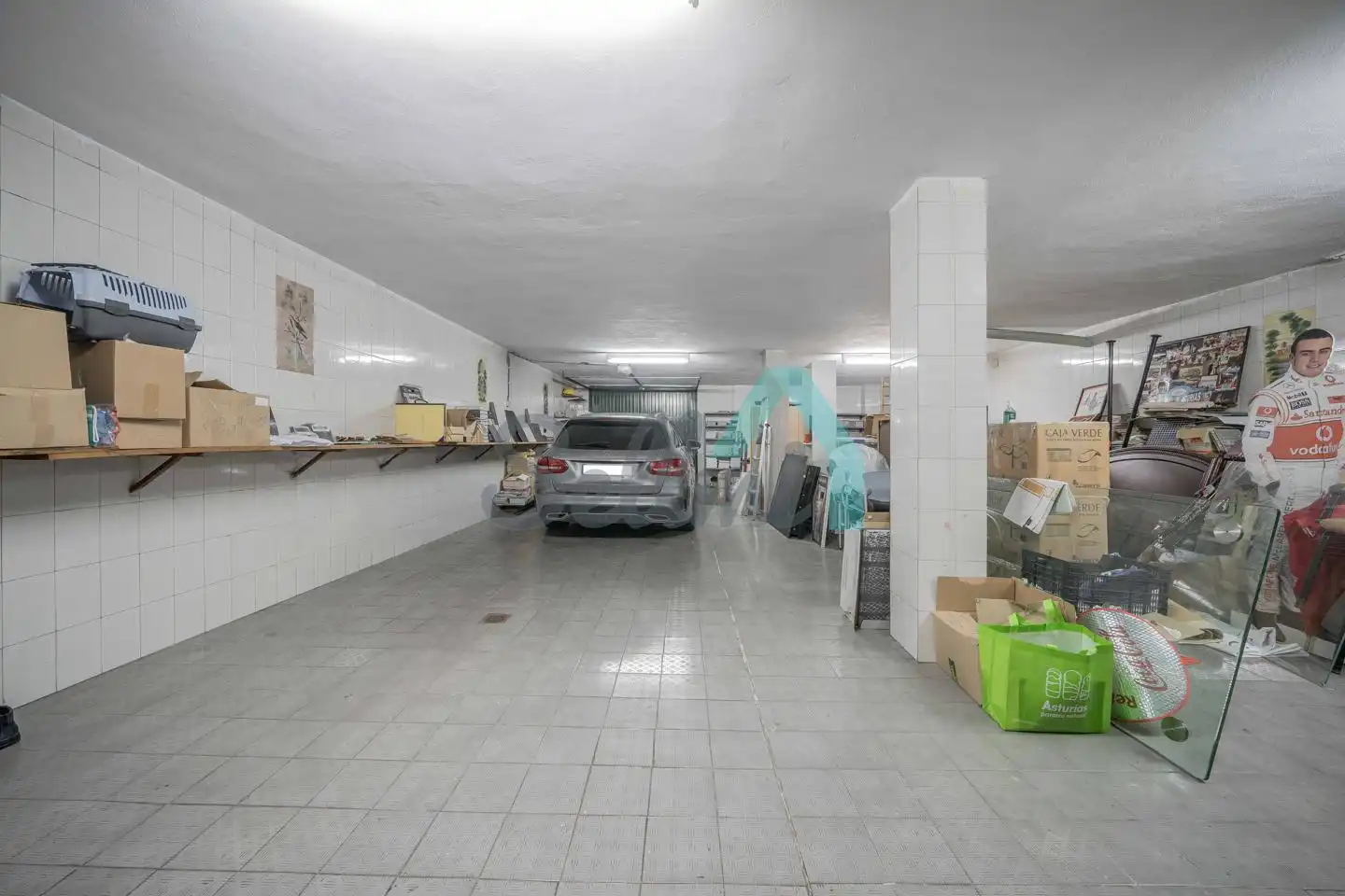 Aparcament de Casa o xalet en venda en Oviedo  amb Calefacció, Jardí privat i Parquet