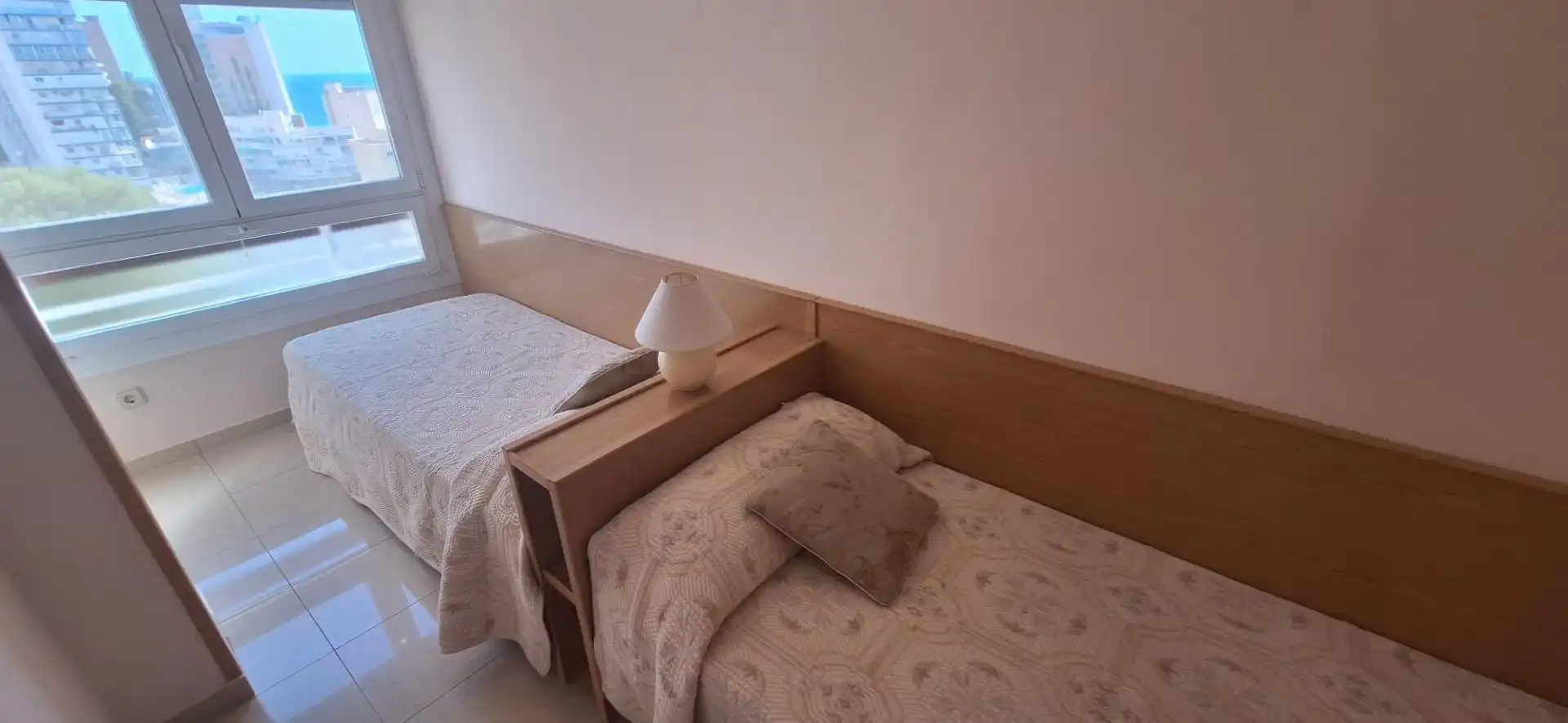 Habitación de Apartamento de alquiler en Benidorm con Aire acondicionado, Jardín privado y Amueblado