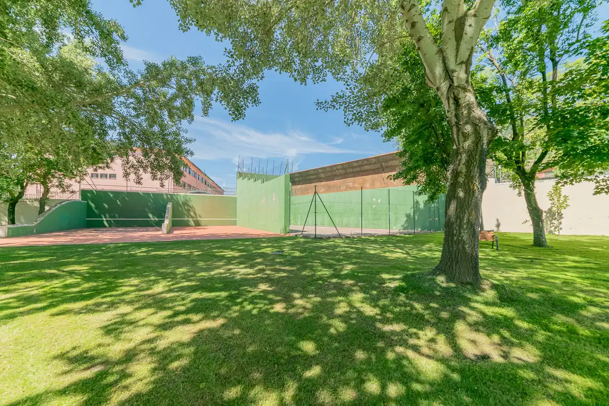Vista exterior de Pis en venda en San Lorenzo de El Escorial amb Calefacció, Parquet i Terrassa
