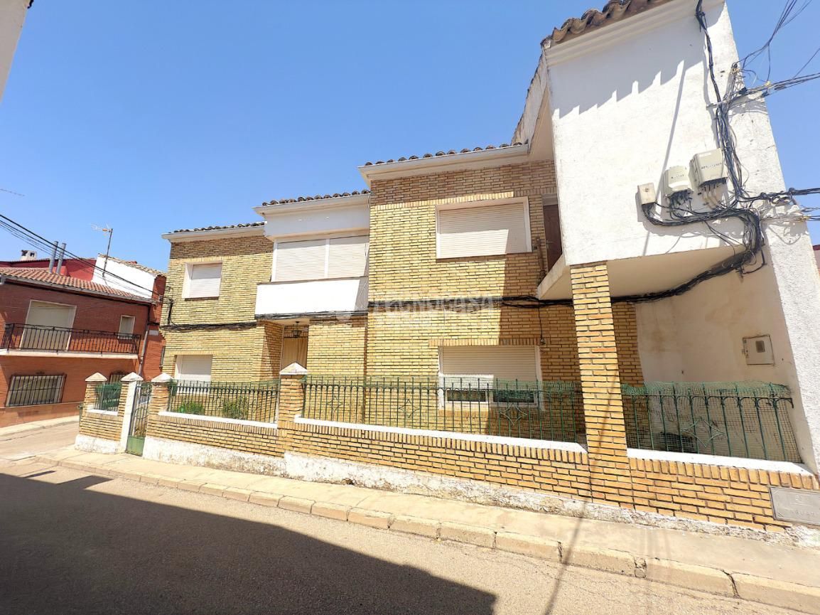 Exterior view of Single-family semi-detached for sale in Olivares de Júcar  with Terrace and Balcony