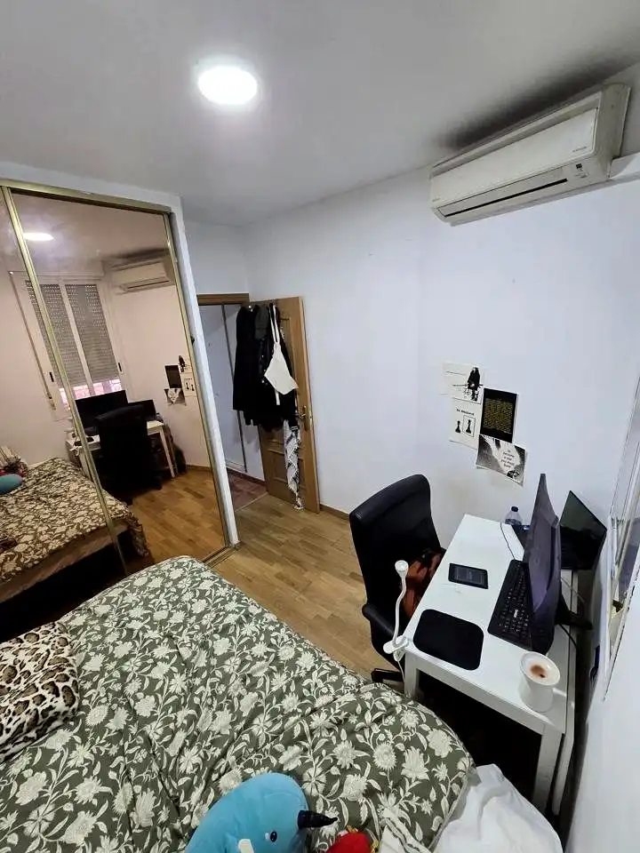 Dormitori de Apartament de lloguer en Madrid amb Aire condicionat, Calefacció i Moblat