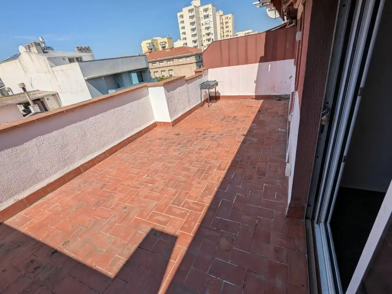Penthouse with lift to rent in Rambla de Salvador Samà 47