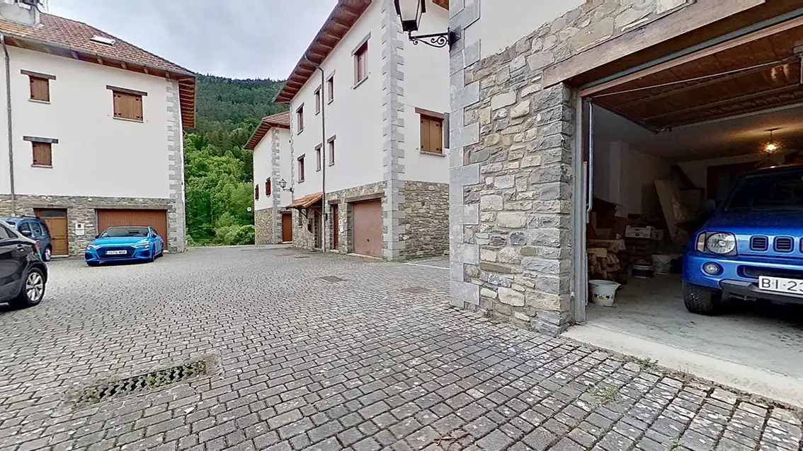 Vista exterior de Casa adosada en venda en Isaba / Izaba amb Calefacció, Moblat i Balcó