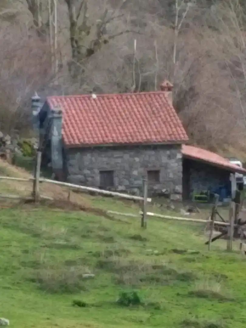 Vista exterior de Casa o xalet en venda en Sobrescobio
